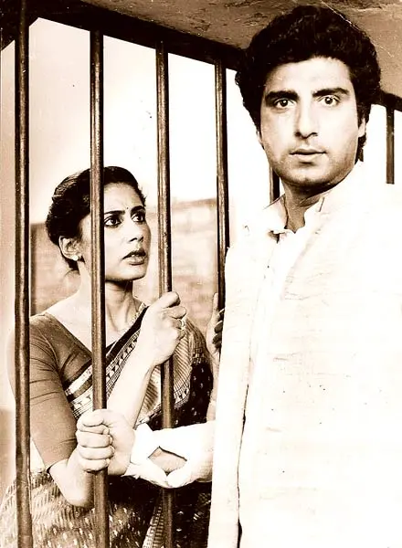 Smita Patil and Raj Babbar starred together in many films such as Waaris, Akarshan, Awaam, Mirch Masala, Insaniyat Ke Dushman and Dahleej among others.
In picture: Smita Patil with Raj Babbar in Aaj Ki Aawaz.