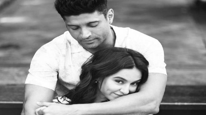 Times When Farhan Akhtar And Shibani Dandekar Set Major Couple Goals With These Adorable Pictures