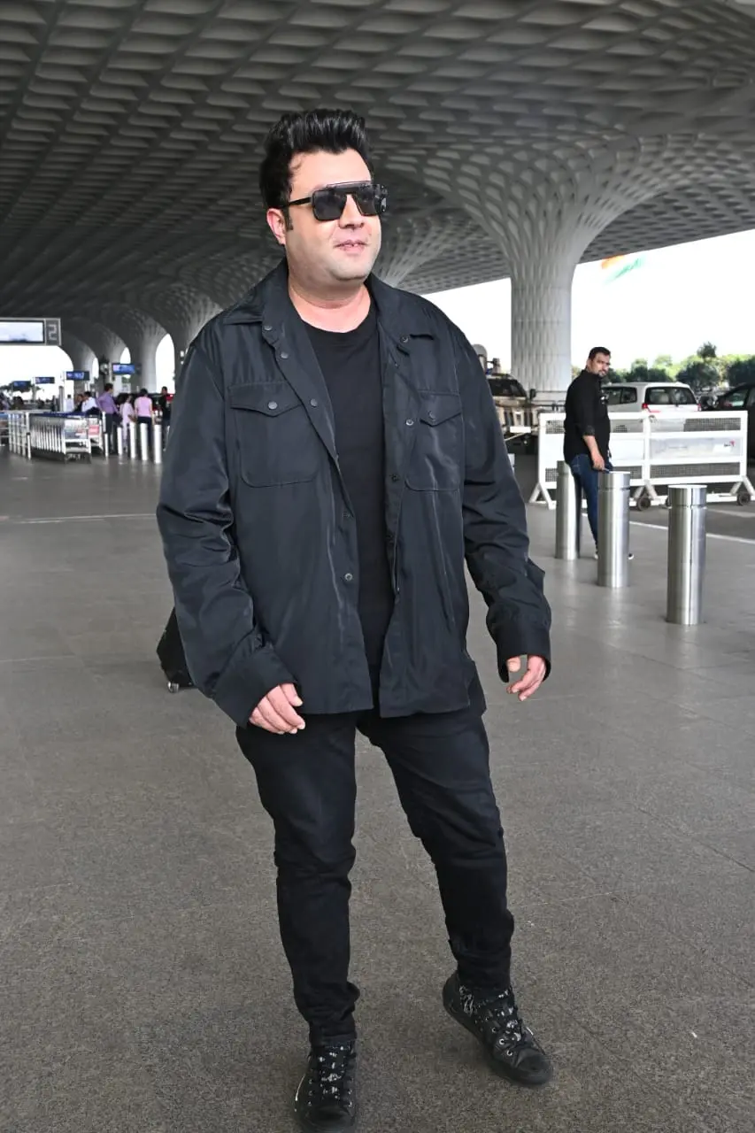 He greeted all the paparazzi with smiles as he posed for them