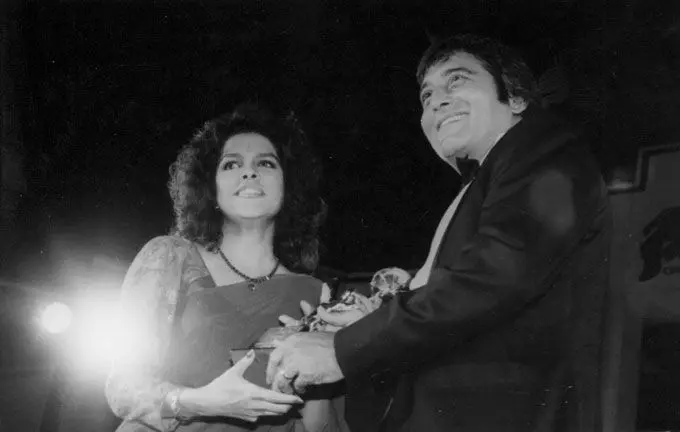 Vinod Khanna, during his childhood days, used to win all acting and sports awards. He was always the winner, be it the 100 metres or the 400 metres race or the cross country run. "He was a very good athlete," his schoolmates remembered. In picture: Vinod Khanna with Bhavna Balsavar.