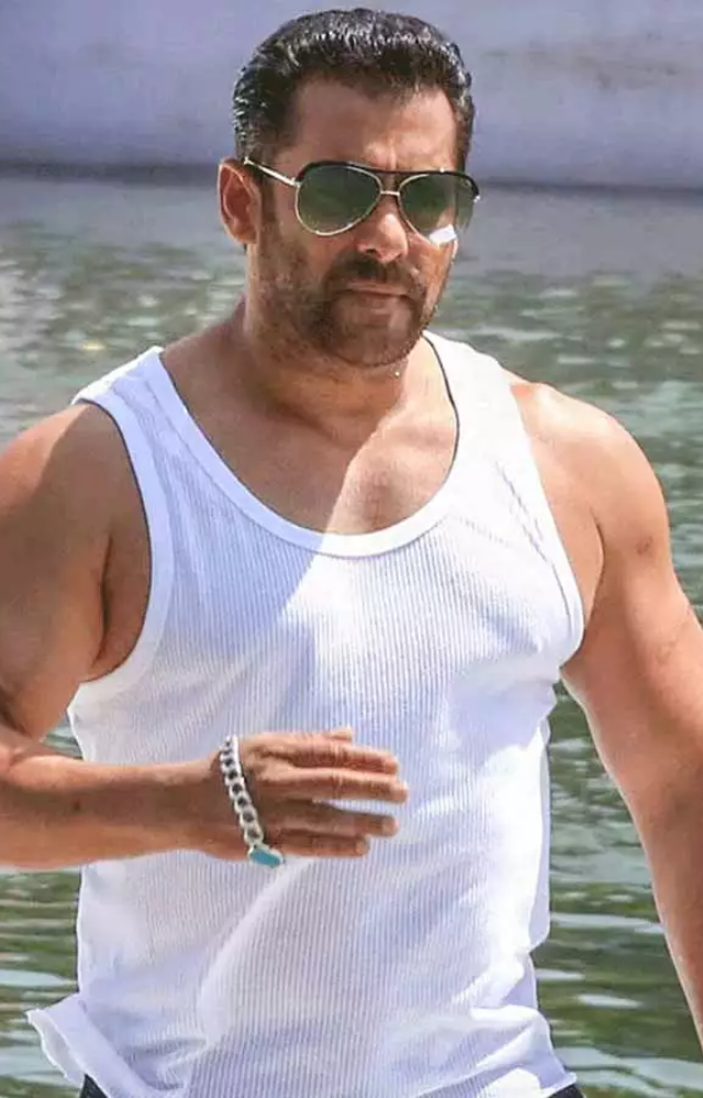 10 shirtless pictures of Salman Khan