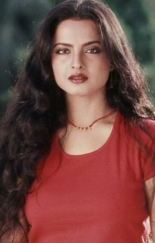 In addition to Hindi, Rekha is also proficient in Tamil, Telugu, and English, demonstrating her breadth of acting roles.