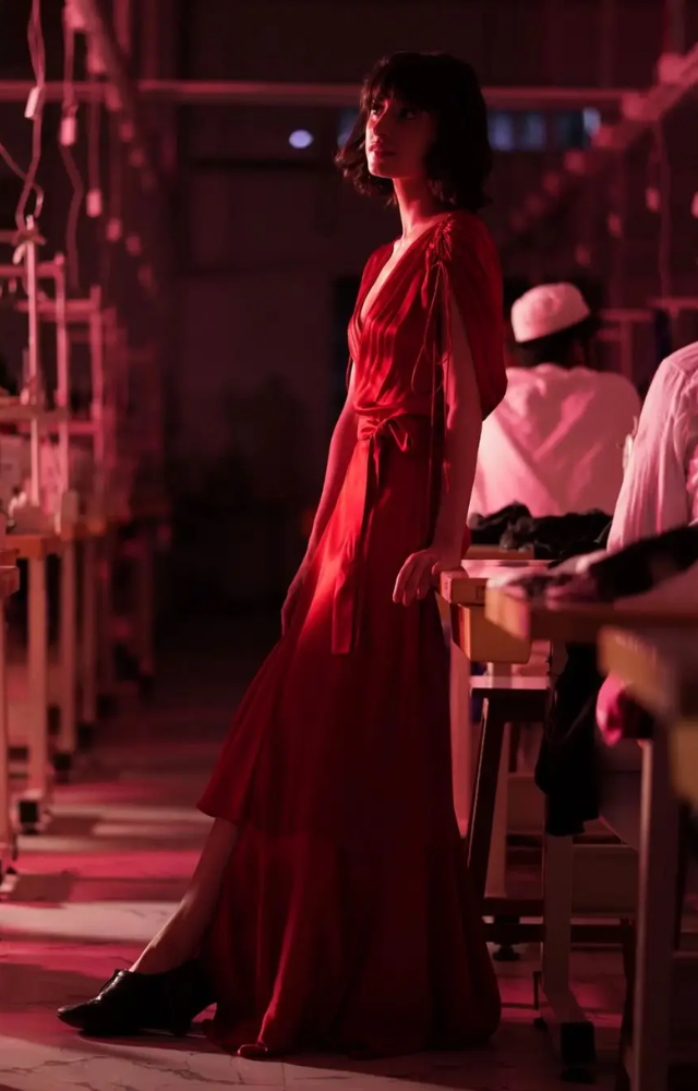 The dress was complemented by her choice of closed-toe shoes, which further accentuated the dress`s exquisiteness.