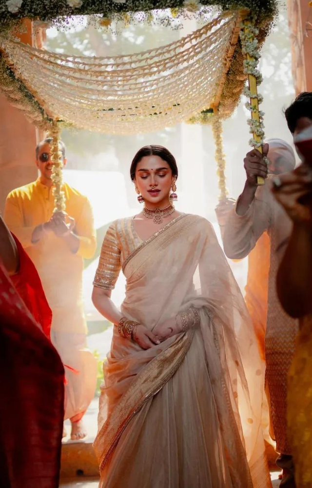 She dazzled in a beige and golden lehenga saree by Sabyasachi, paired with timeless gold kundan jewelry