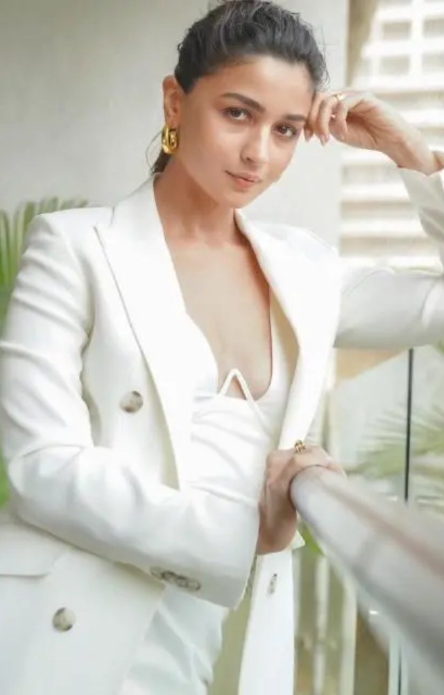 Alia Bhatt`s New Year Party Looks