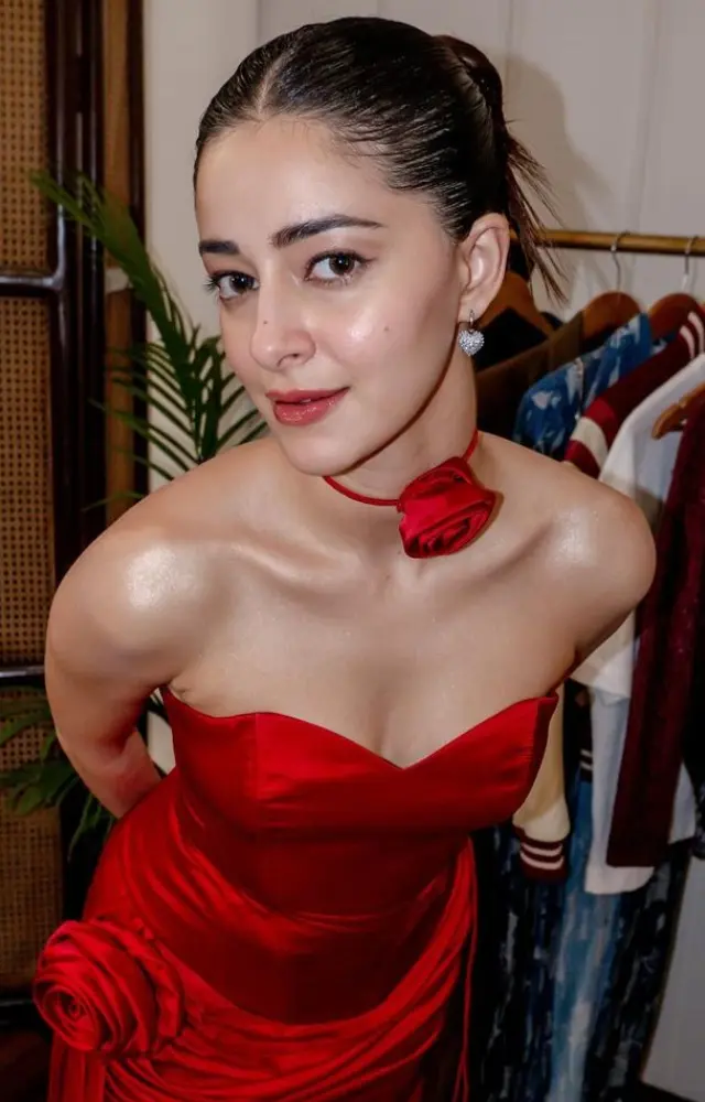 She kept her makeup minimal yet dewy, flaunting her flawless skin.