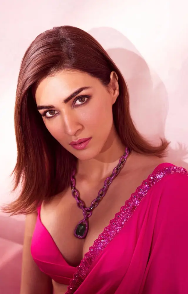 Kriti Sanon recently cut off her hair. For the promotional shoots of TBMAUJ, the actress kept it simple with a side part