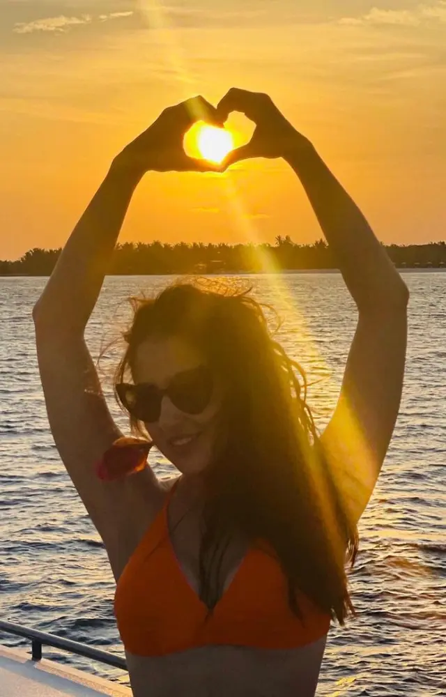 Sara Ali Khan shares a mesmerizing picture from a beach sunset, adorned in colors reminiscent of the setting sun