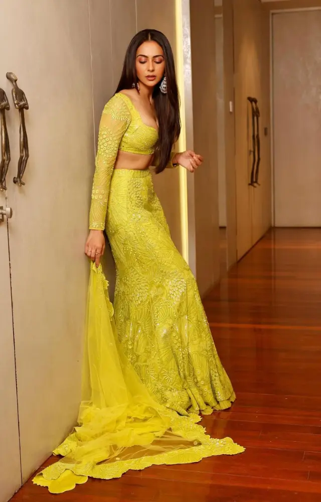 Rakul looked stunning in a lemon yellow lehenga, paired with a deep-neck full-sleeve blouse and a matching netted dupatta.