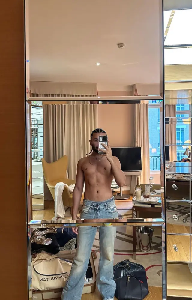 Were we ready for this shirtless picture? no. But are happy to see Orry living his best, fit life? Yes!