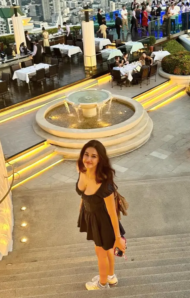 Disha looks beautiful in this mini black dress	