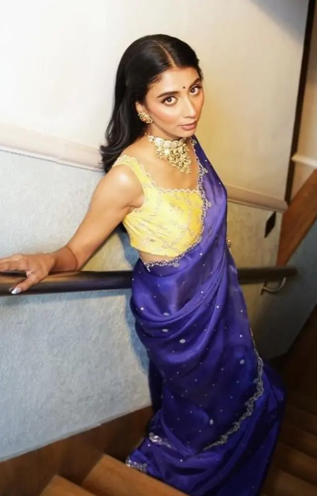 In a perfect combination of a blue saree and a yellow blouse, Dolly’s elegant look gives off a vintage vibe that is both timeless and chic.