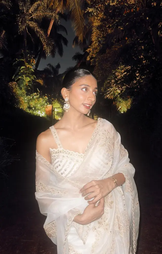 Setting the bar for elegance yet again, Dolly drapes a stunning off-white saree, looking ravishing and regal with matching earrings.