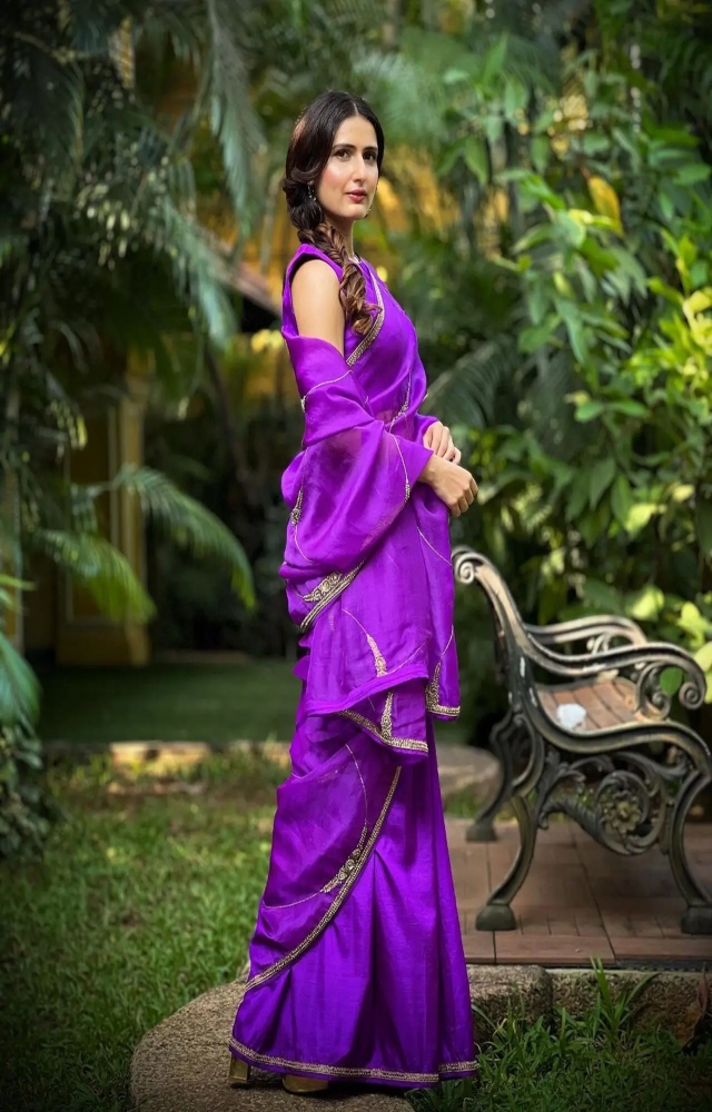 Fatima`s plain purple saree are goals. The look of the actress can be a big hit if you want to attend any family function
