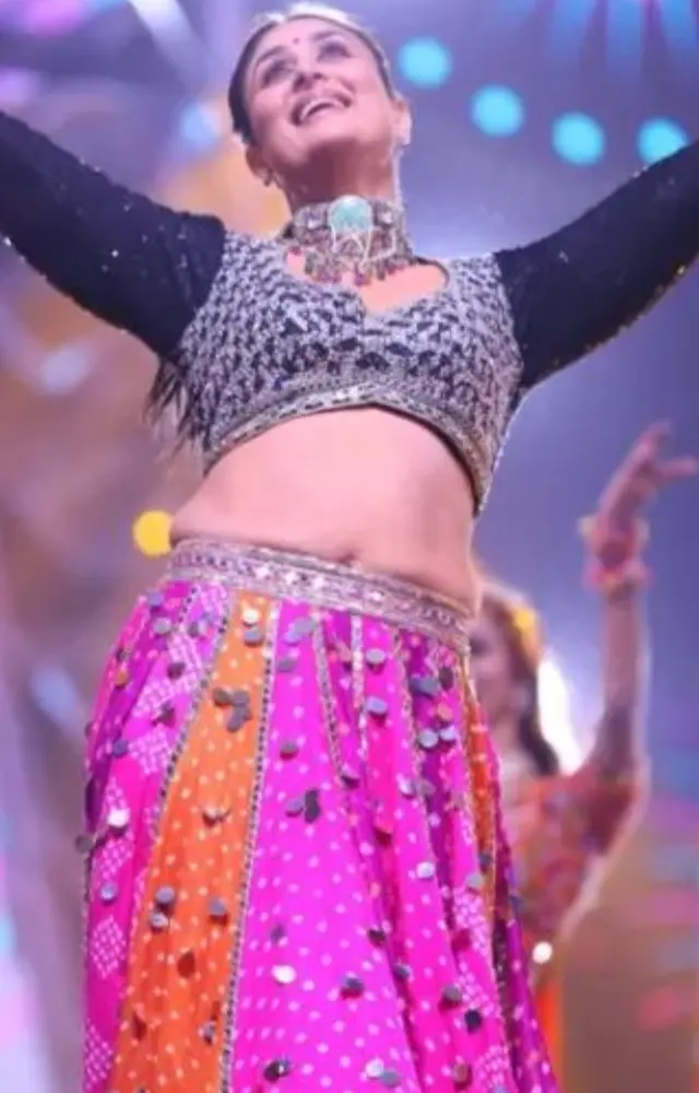 Her sister, Karisma Kapoor, who was present in the crowd, cheered for her as she sizzled on stage