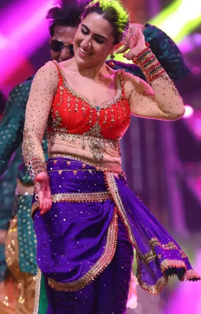 Actor Sara Ali Khan`s magnetic stage presence was on full display at the 69th Filmfare Awards 2024, captivating the audience with a dazzling performace