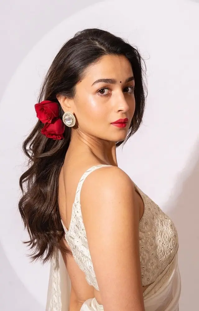 Alia Bhatt brought back the trend of using flowers in hairstyles during `Gangubai Kathiawadi` promotions.