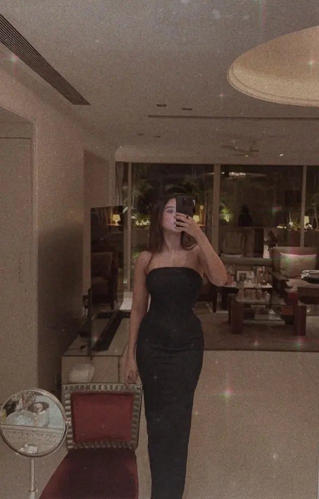 Pashmina Roshan’s simple yet captivating black dress stole the limelight. With fresh glowy makeup, minimal jewelry she took home the style trophy