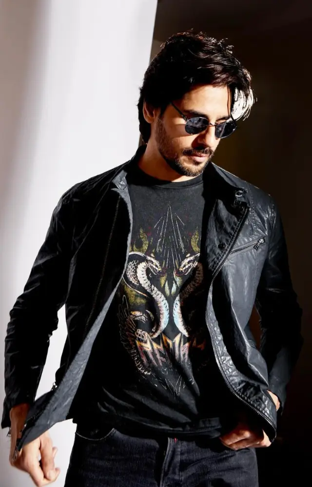 Sidharth perfectly gives out the ‘Dilli ka launda’ feel in this all black sherwani, and has added a touch of oomph to it with statement the sunglasses