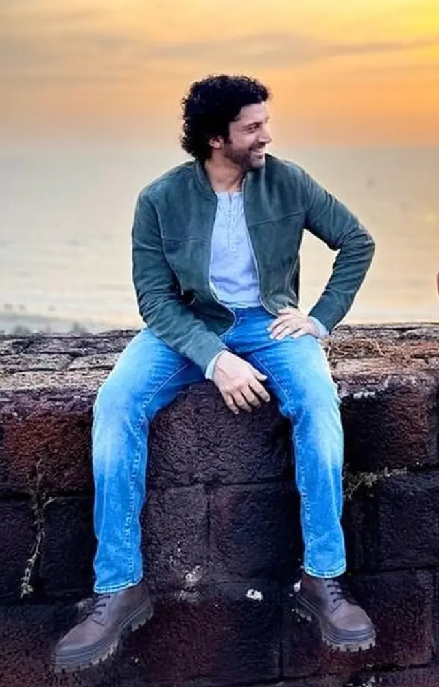 In one of his looks, Farhan donned a simple T-shirt and blue jeans, complemented by a stylish green jacket. The actor`s effortless charm made everyone go `aww`
