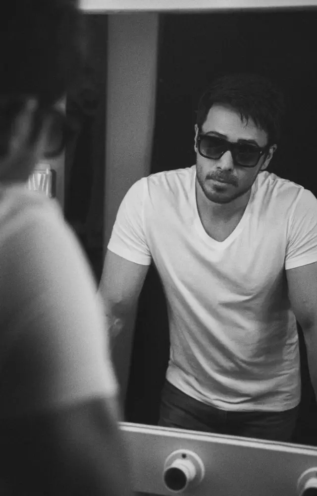 In this yet another stylish appearance, Emraan Hashmi was seen wearing a white T-shirt, which he paired with grey pants