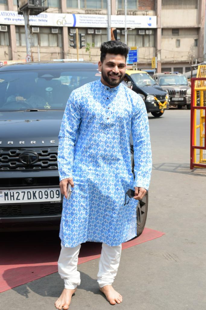 Shiv Thakare seeks blessing from God and prays for a healthy life at Siddhivinayak Temple. 