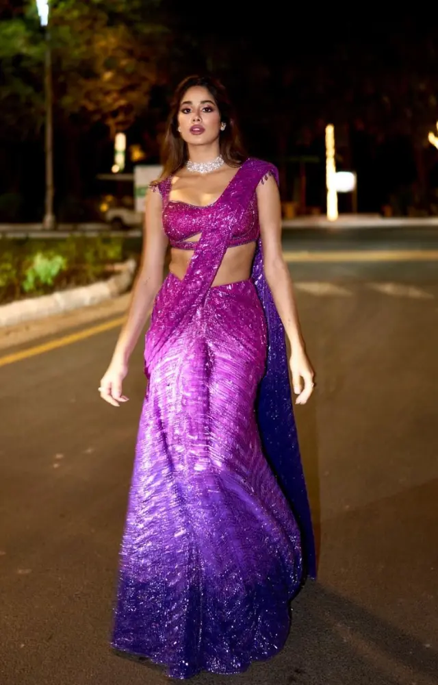 The actress chose to wear a purple sequin saree for her dazzling performance last night