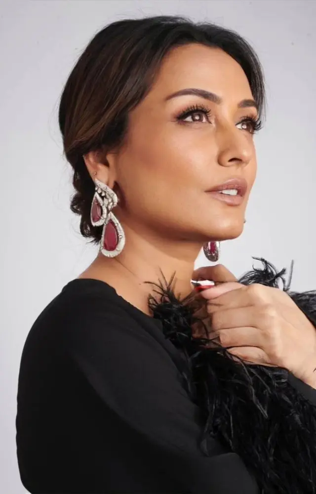 For this picture, Namrata tied her hair in a bun
