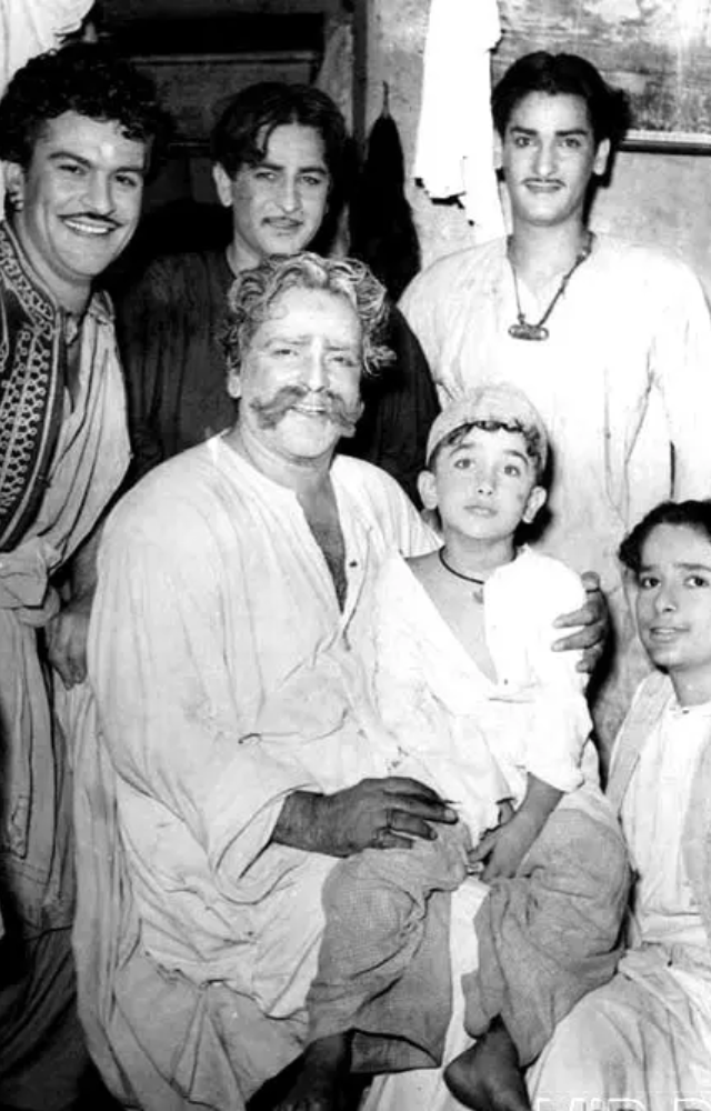 The Kapoor family: L to R (Standing) Raj Kapoor and Shammi Kapoor. (Sitting) Prithviraj Kapoor with Randhir Kapoor on his lap and Shashi Kapoor
