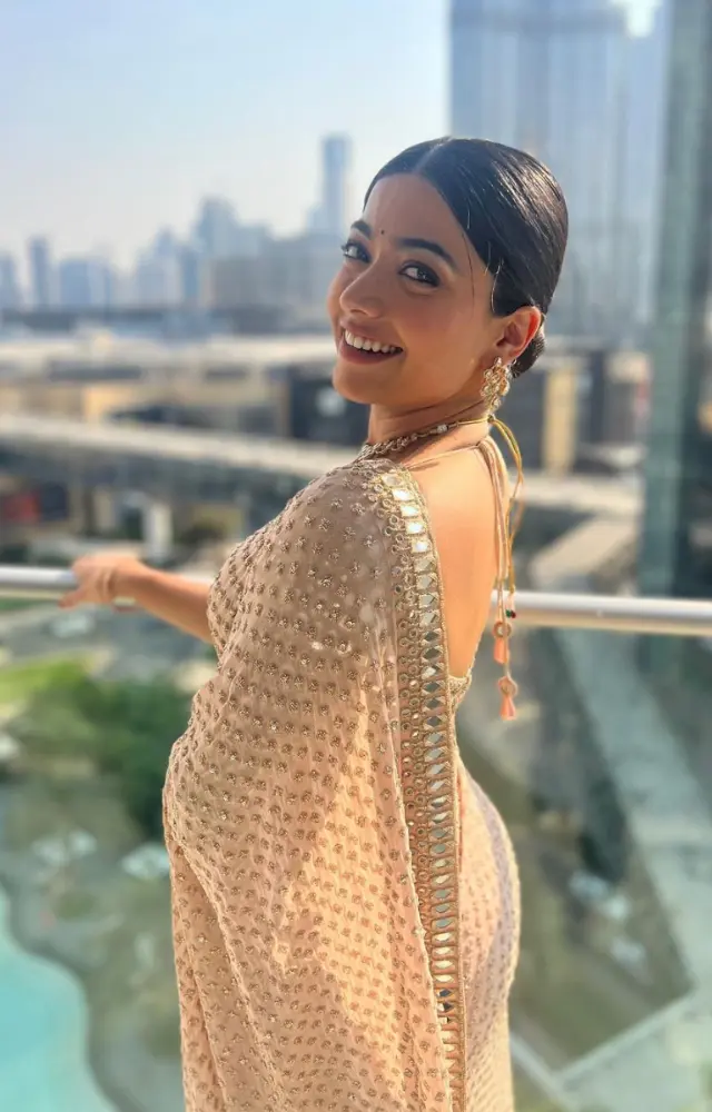 Dressed in a dazzling golden glitter saree, she mesmerised her admirers.