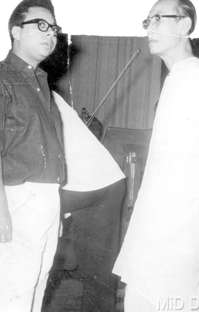 As a nine-year-old, RD composed his first song, Aye meri topi palat ke aa, which his father SD Burman used in the film Funtoosh (1956).