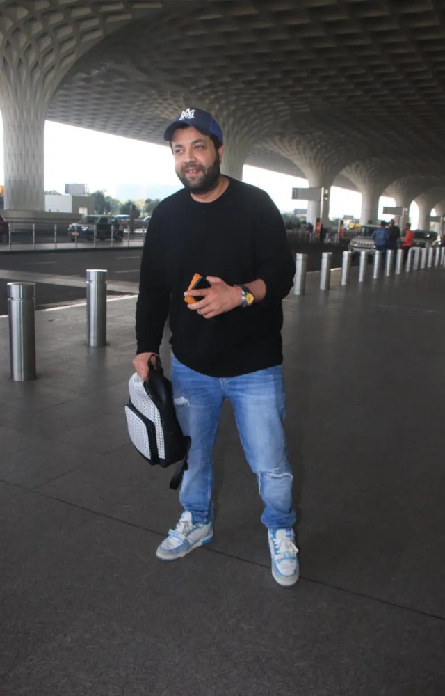 Varun Sharma wore a blue jeans and paired it with black sweatshirt for her airport look
