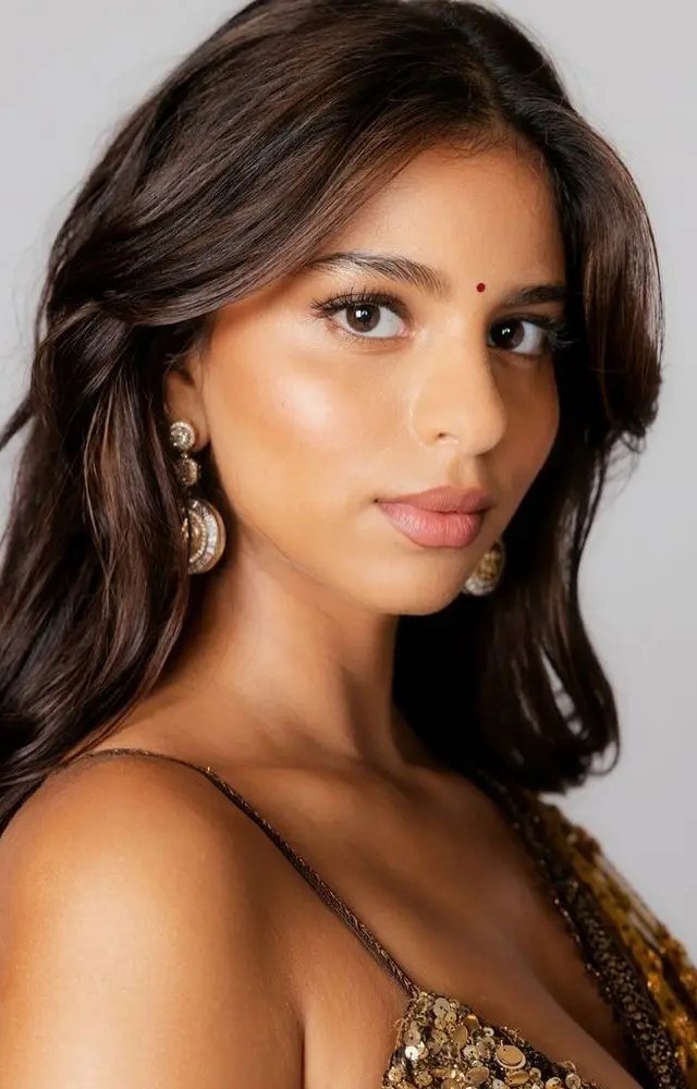 Completing her look, she added a delicate black bindi, dewy makeup, and left her wavy curls open with a classic centre part.