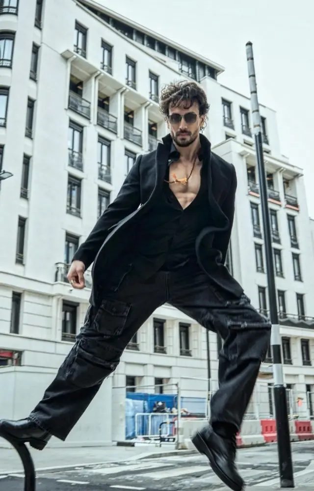 The multi-pocket loose jeans paired with a black casual shirt and a black jacket are proof of how Tiger can carry any style with swag!