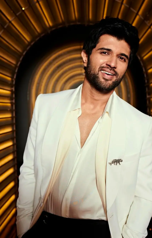 His stylish appearance and the wardrobe he wore in the show drew the attention of the masses and made our hearts melt with his smile.