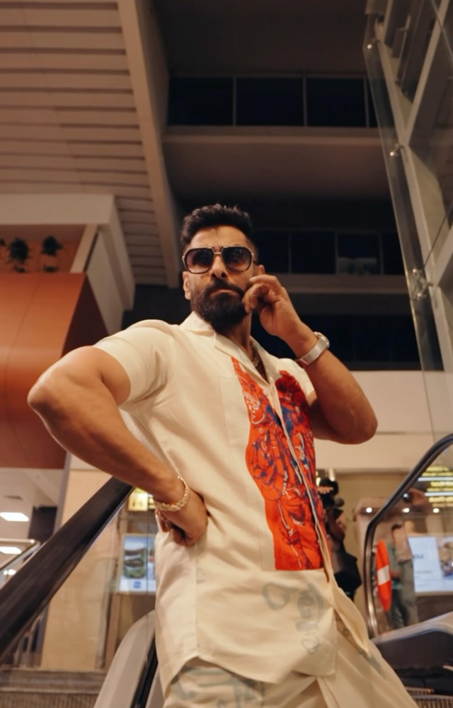 Vikram knows how to infuse tradition with modernity, rocking a classic mundu with a designer twist for a fresh Kerala Style