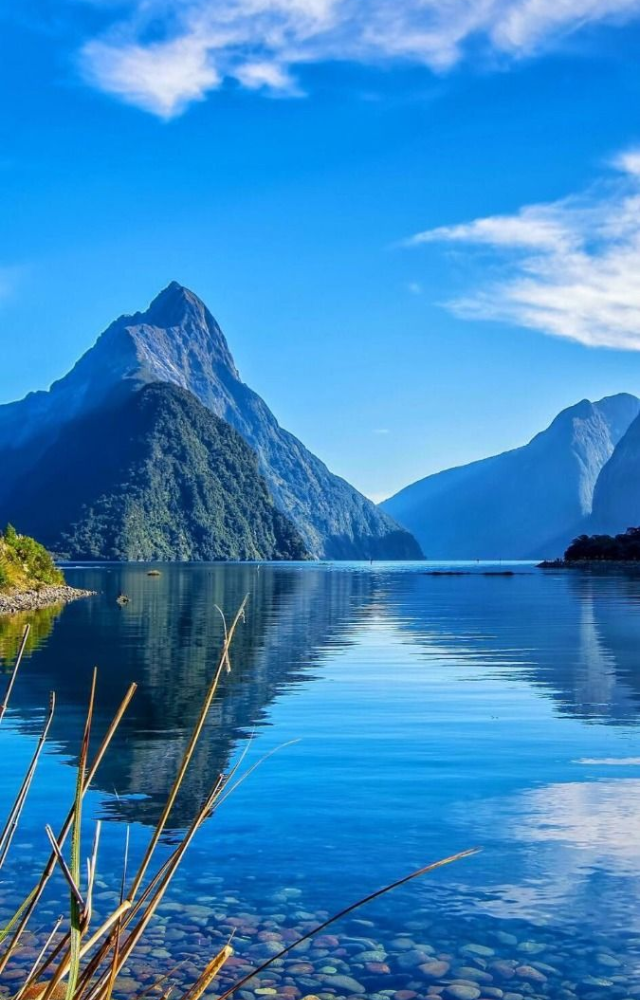 Scientifically proven to have the clearest natural water in the world, with visibility up to 80 meters deep.
