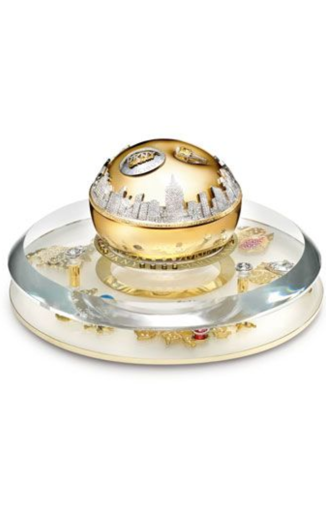The bottle features nearly 3,000 precious stones, including sapphires and diamonds. It was sold for 7.5 crore at auction.
