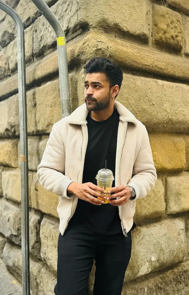 Varun makes a statement as he effortlessly pairs a thick light-coloured jacket with an all-black ensemble