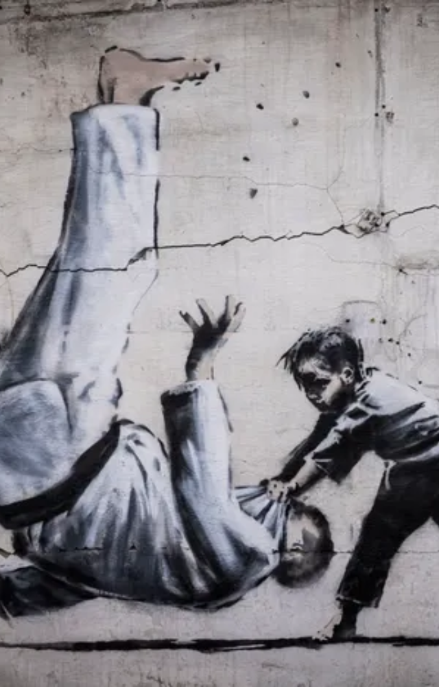 In 2013, Banksy set up a $60 pop-up stand in NYC selling original artworks. Some buyers unknowingly bought pieces now worth crores for pocket change.