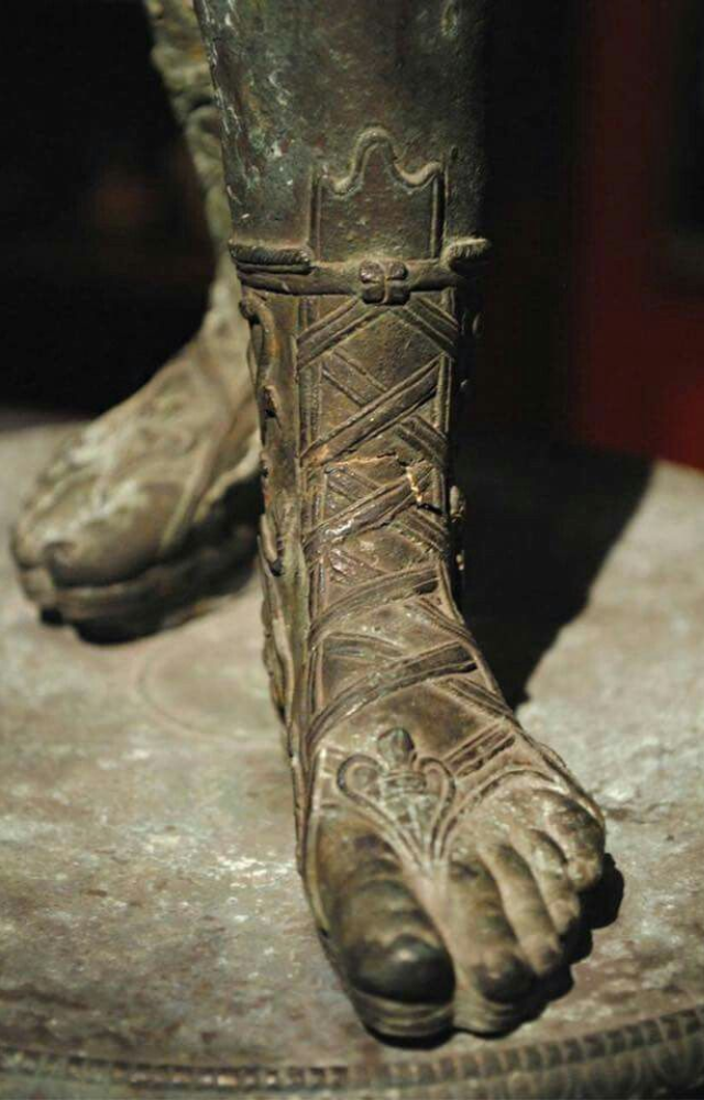 Roman noblewomen performed evening foot massages with sandalwood oil to relieve fatigue and ground their energy after long palace days.
