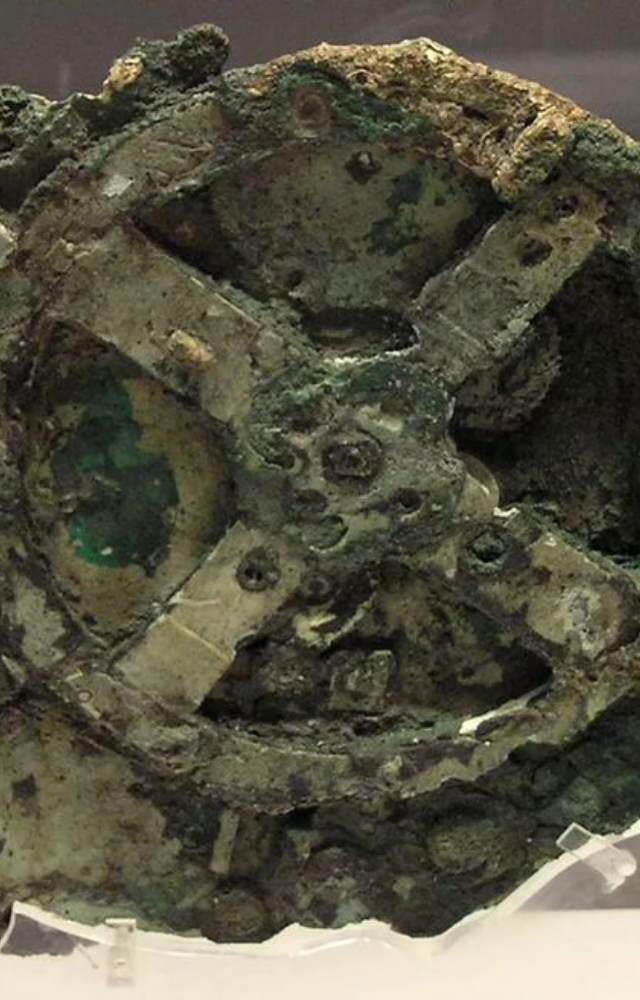 This 2,000-year-old Greek device is often called the world’s first computer. It could track planets with uncanny accuracy—centuries ahead of its time.
