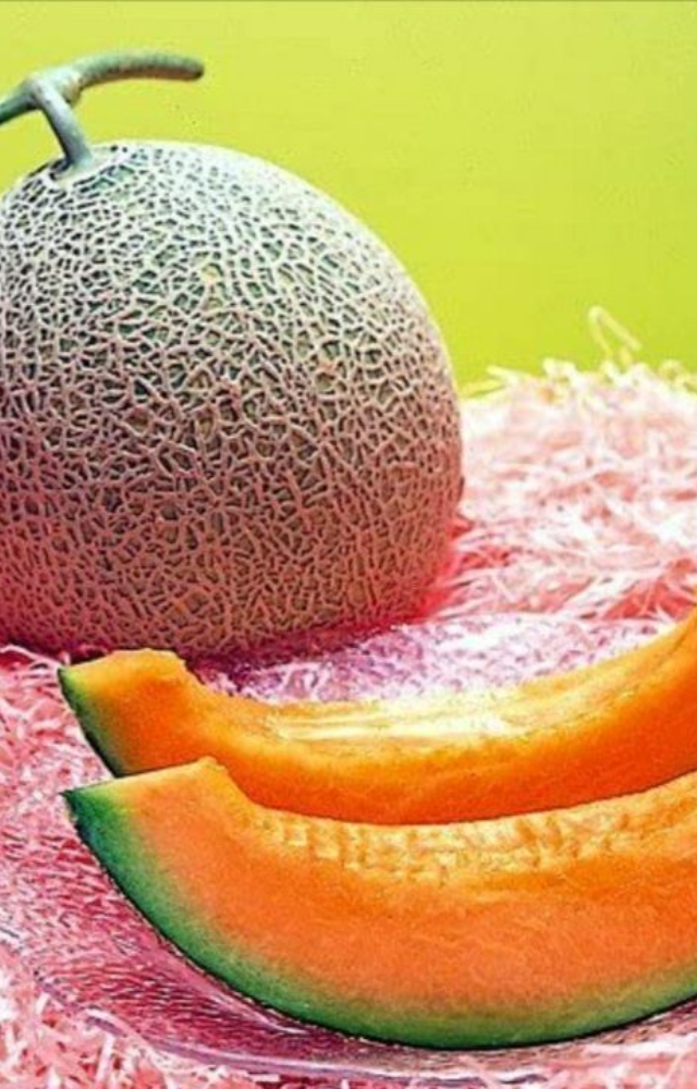 These melons were once auctioned for 15–18 lakh per pair. Grown only in Hokkaido, they`re famed for perfect sweetness and luxury gifting.
