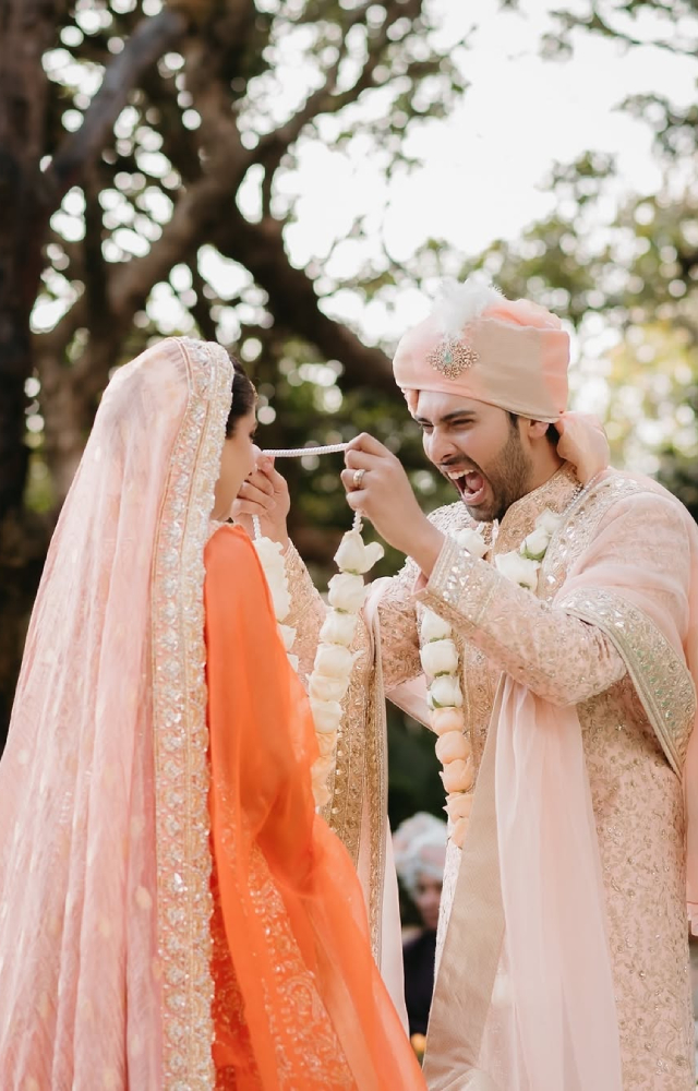 It was a winter wedding for the lovebirds. The setup was filled with beautiful flowers, which complemented well with their outdoor wedding theme.