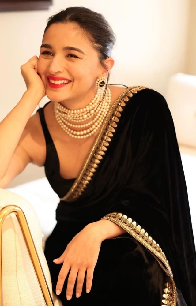 A black velvet saree can never run out of style, and Alia Bhatt`s look is proof. The statement golden border enhances her ensemble effortlessly.