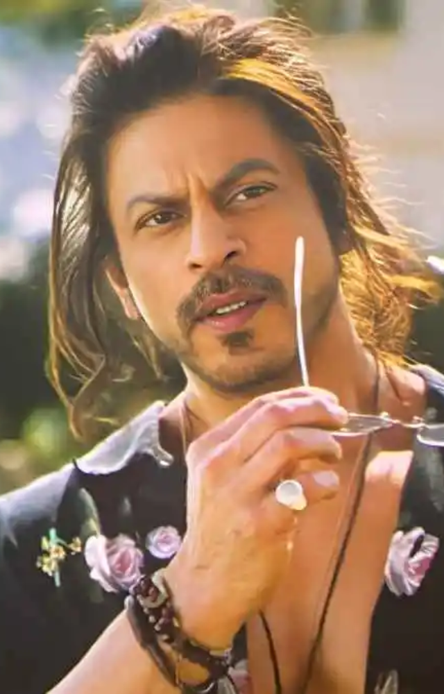 During his college years, SRK worked in many stage productions. He learned acting under theatre director Barry John in Delhi`s Theatre Action Group (TAG).