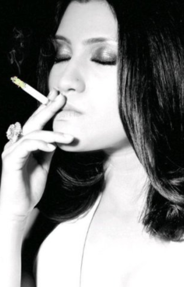 Being a heavy smoker, Konkana Sen Sharma once revealed that it was very difficult to control her urge to smoke when she was pregnant.