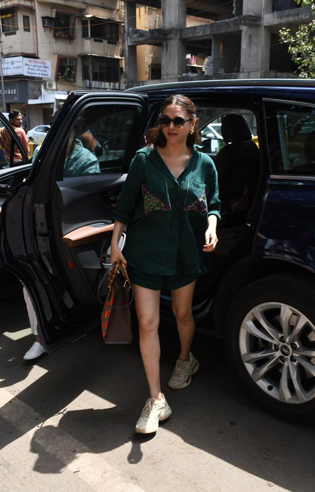 Aditi Rao Hydari`s Khar Outing: A Glimpse into the Actress`s Glamorous Life