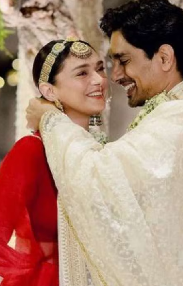 Siddharth wore an ivory-white sherwani, also by Sabyasachi, complementing Aditi`s look.