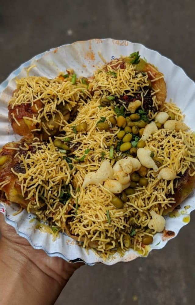 Agarwal Fast Food is one of the popular restaurants that serves delicious Jain food. The food here is delectable and easy on the pockets.